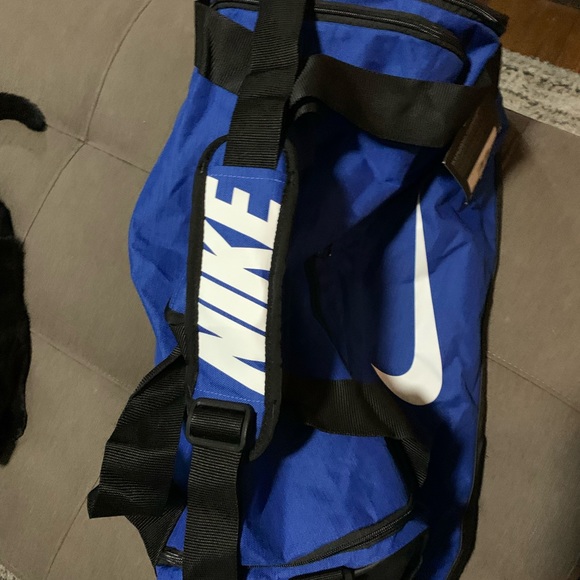 Blue Nike duffel bag / gym bag with shoulder strap. New with tags. - Picture 4 of 4